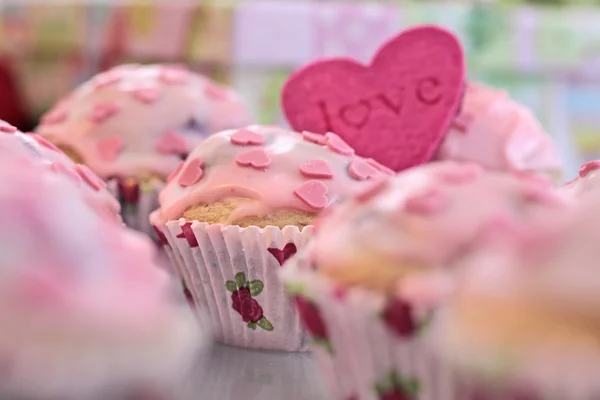 Muffins de coração rosa — Fotografia de Stock
