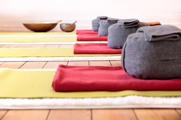 Йога килимки і йоги подушка — стокове фото