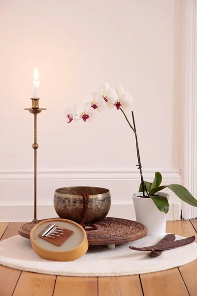 Bougie d'orchidée et décoration — Photo