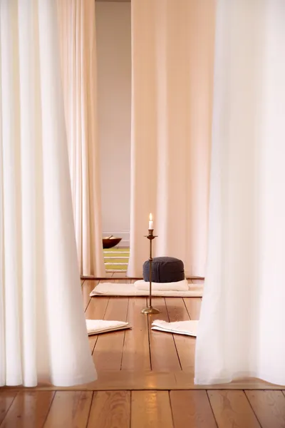 Meditációs szoba, fehér függönyök — Stock Fotó
