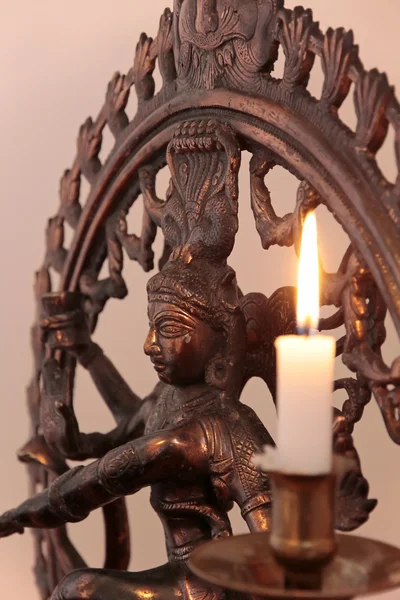 Estatua de la diosa Shiva con vela —  Fotos de Stock