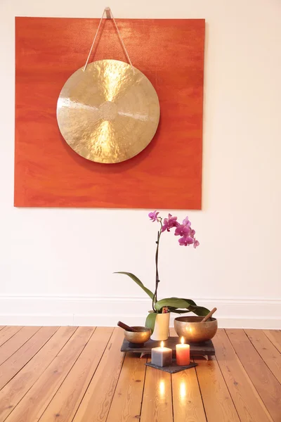 Große Gong und Orchidee — Stockfoto