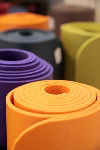 Свернутые коврики для йоги — стоковое фото
