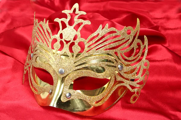 Złota maska na czerwonym tle — Zdjęcie stockowe