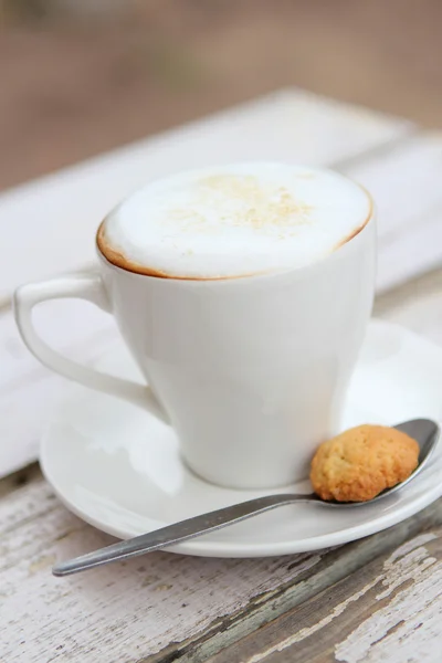 Beyaz fincan cappuccino