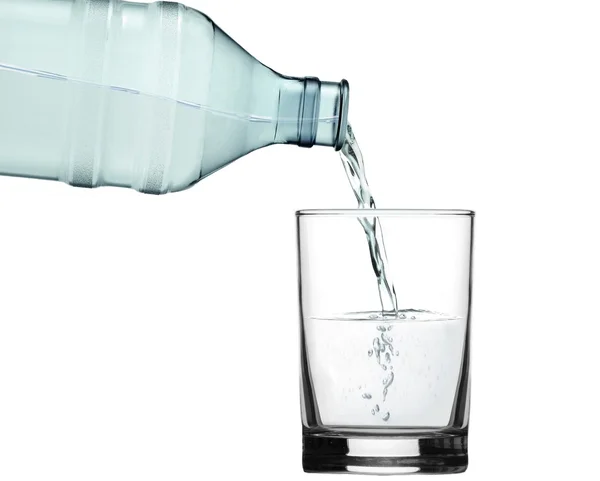 Налейте воду в стекло — стоковое фото