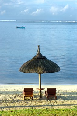 plaj kulübe ve iki sundecks sahilde, sabah erken