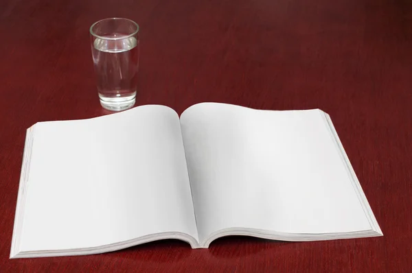 Ποτήρι νερό με ένα περιοδικό — Φωτογραφία Αρχείου