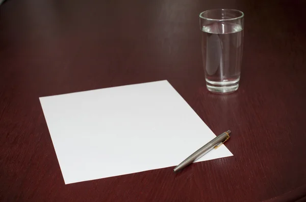 Φύλλο Χαρτιού Ένα Στυλό Και Ένα Ποτήρι Νερό — Φωτογραφία Αρχείου