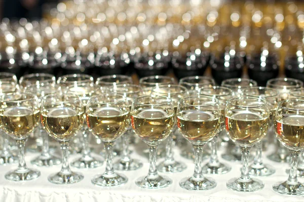 Bicchieri Con Vino Rosso Bianco — Foto Stock