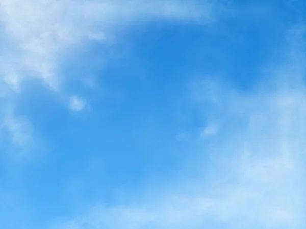Beyaz Bulutlu Mavi Gökyüzünün Arka Planı — Stok fotoğraf