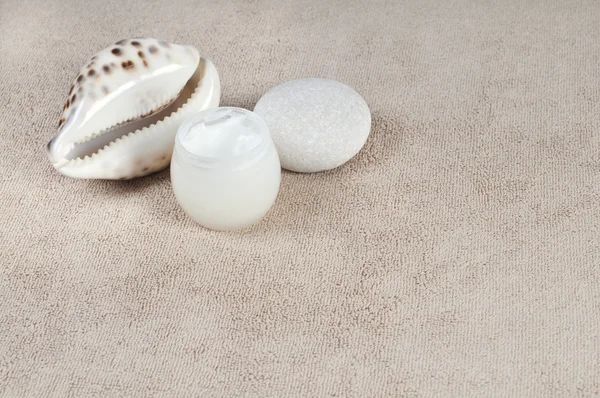 奶油壳和毛巾上的石头 — 图库照片