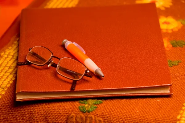 棕色笔记和笔 图库图片
