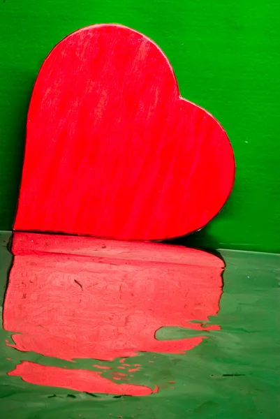 段ボール製の赤いハート — ストック写真