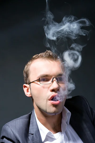 Porträt eines rauchenden Geschäftsmannes — Stockfoto