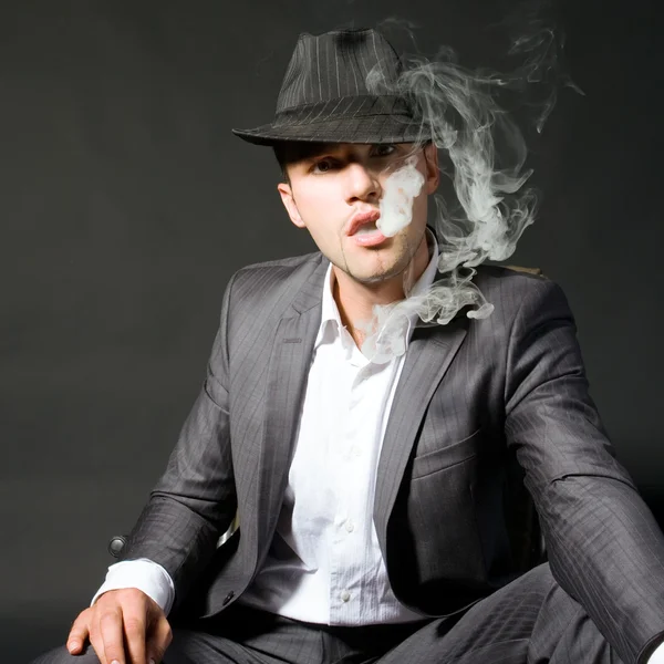 Ritratto dell'uomo fumatore — Foto Stock