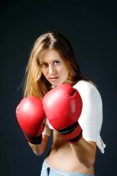 Chica con guantes de boxeo rojo —  Fotos de Stock