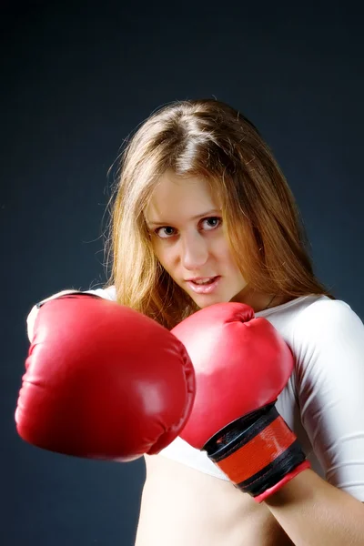 Chica con guantes de boxeo rojo —  Fotos de Stock