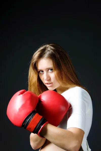 赤いボクシング用グローブを持つ少女 — ストック写真