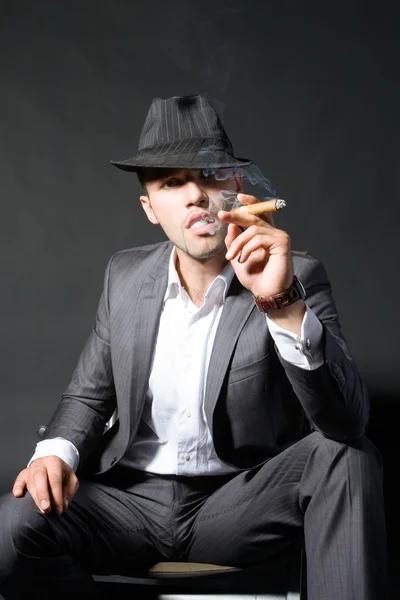 흡연 남자의 초상화 스톡 사진