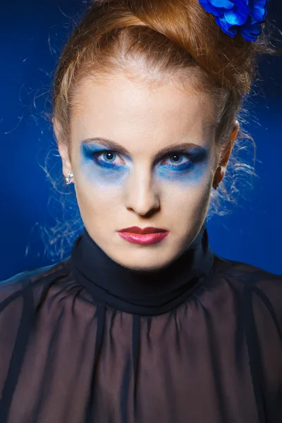 Decentní dáma s make-up kouřové oči — Stock fotografie
