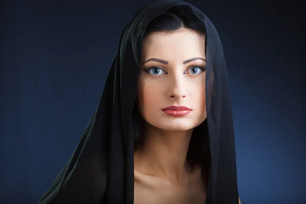 Elegante mooie vrouw in sjaal — Stockfoto