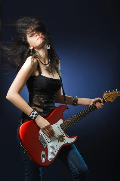 Dansende meisje met een gitaar — Stockfoto