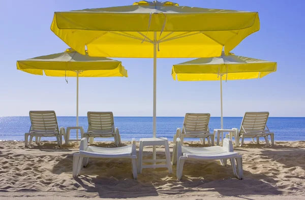 海滩上的椅子和雨伞 — 图库照片