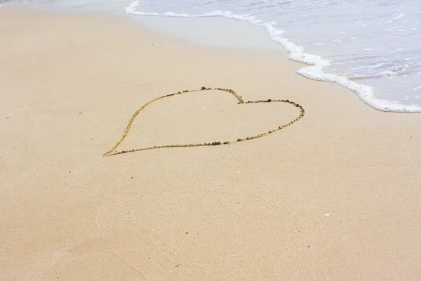 Heart drawn on sand — Stock Photo, Image