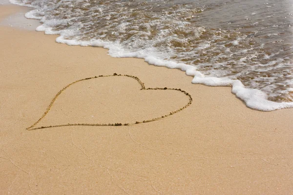 Coeur dessiné sur sable — Photo