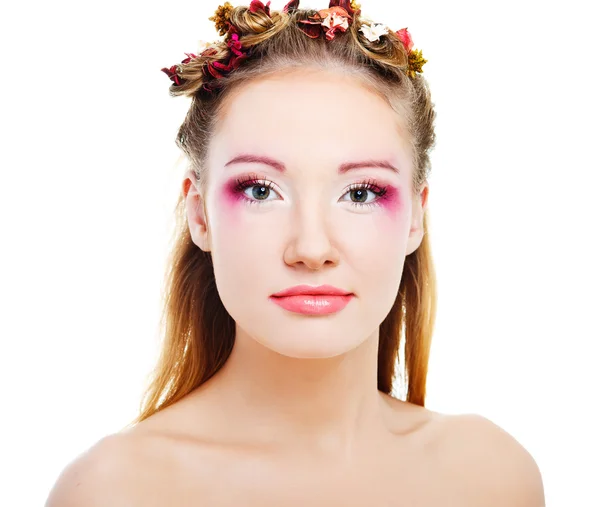 Лицо гламурной женщины с современной кудрявой прической и ярким макияжем — стоковое фото