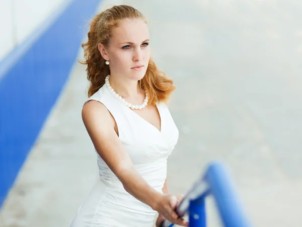 Fashion portrait in outdoors with natural expression — Stock Photo, Image