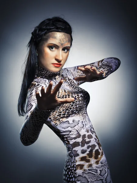뱀의 모양에 있는 여자의 샷 — 스톡 사진
