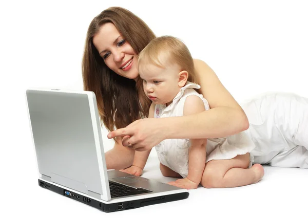 Moeder met dochter op zoek op de laptop — Stockfoto