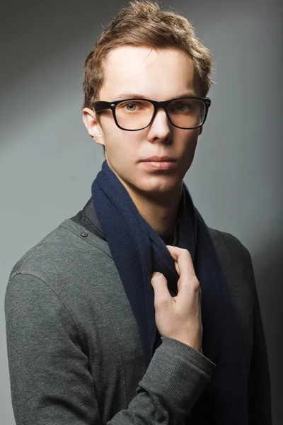 Giovane bell'uomo in occhiali — Foto Stock