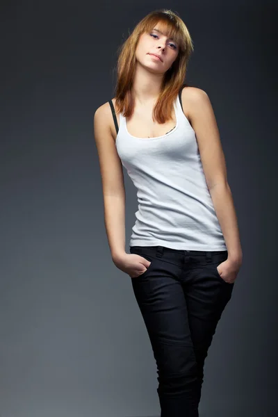 Jovem sensual mulher em jeans — Fotografia de Stock