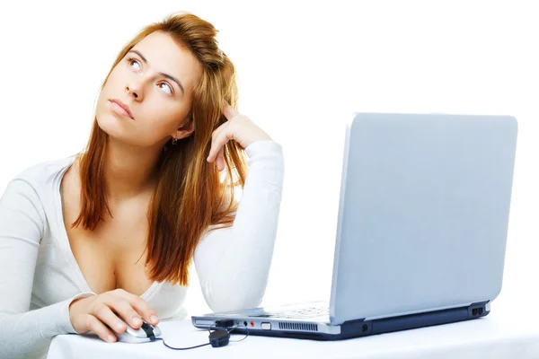 白の彼女のコンピューターに不満で大人の赤い髪のビジネス女性 — ストック写真