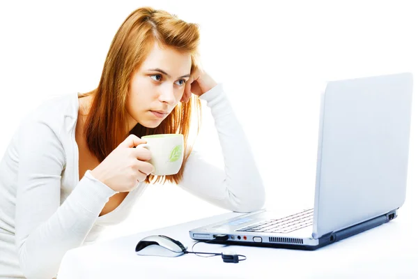 Red haired zakelijke dame over Wit gefrustreerd met haar computer — Stockfoto
