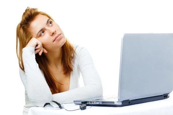 Señora de negocios sobre blanco frustrado con su ordenador —  Fotos de Stock