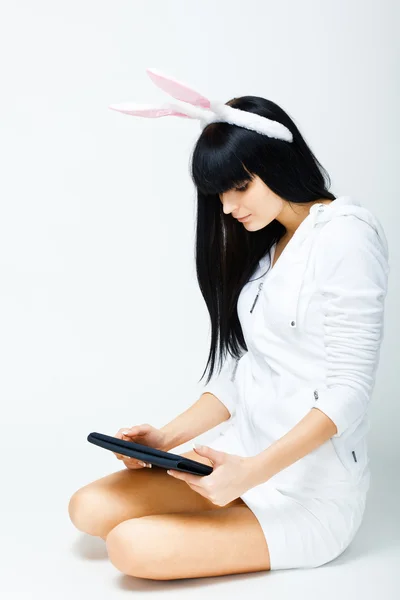 Mujer Joven Seria Sentada Con Tableta — Foto de Stock
