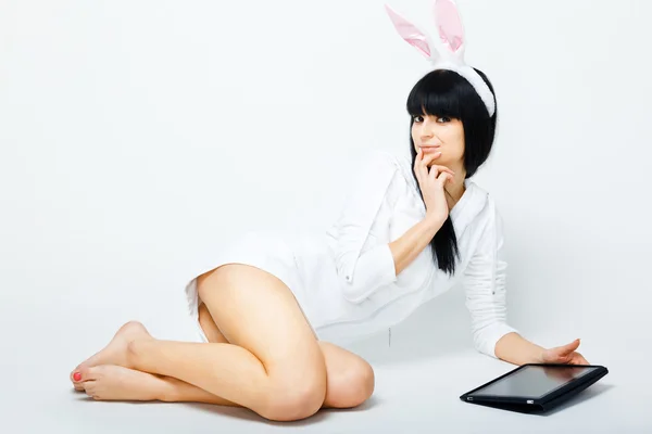 Улыбающаяся Молодая Женщина Сидящая Планшетным Компьютером — стоковое фото