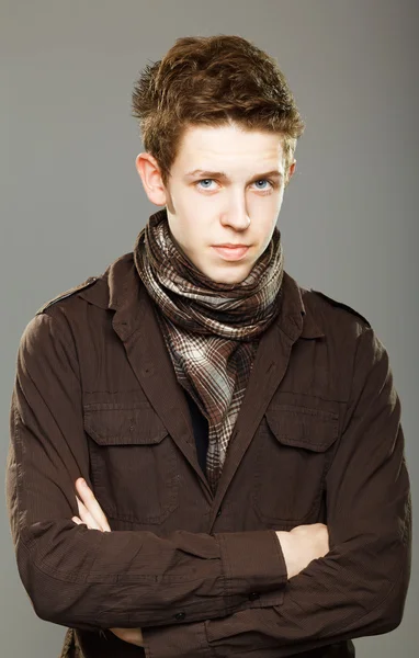 Man met elegante shirt en sjaal — Stockfoto