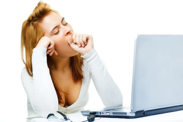 Vermelho de cabelos senhora de negócios sobre branco frustrado com seu computador — Fotografia de Stock