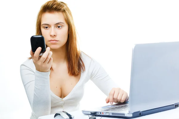 白彼女のコンピューターに不満の若い大人の赤い髪のビジネス女性 — ストック写真