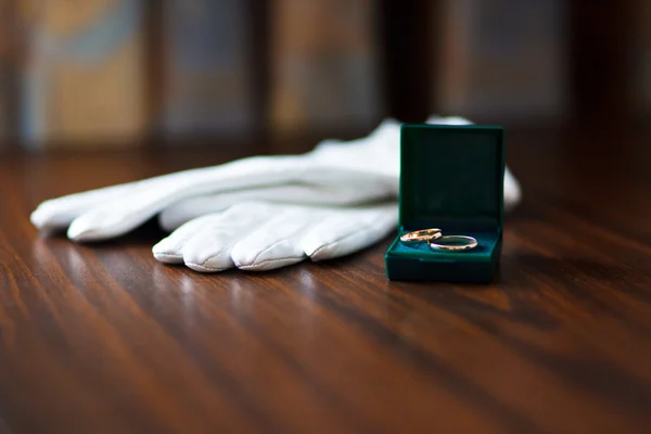 金枕形上的结婚戒指 — 图库照片