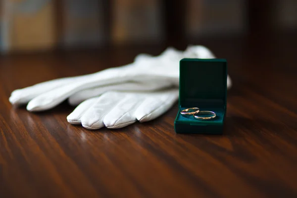 金枕形上的结婚戒指 — 图库照片