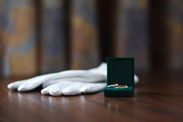 金の結婚指輪に ピンクッション — ストック写真
