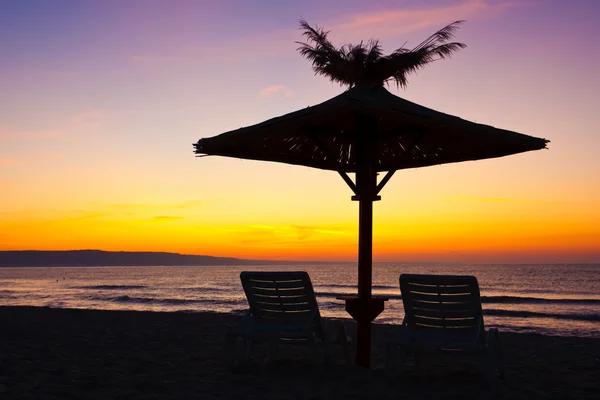 Krzesła i parasole na plaży — Zdjęcie stockowe