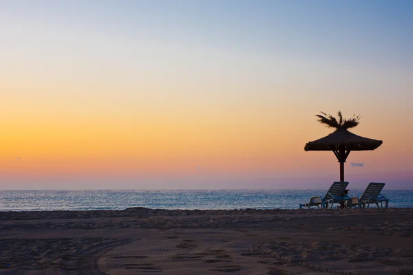 Вид Стулья Пумбреллы Пляже — стоковое фото