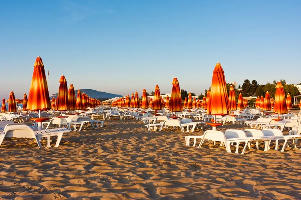 Blick Auf Liegestühle Und Sonnenschirme Strand — Stockfoto